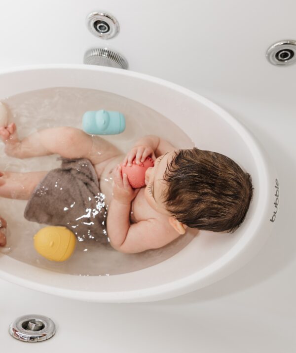 Bubble Cuddle Bath with Seat White - Image 10